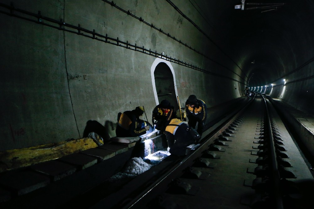 铁山铁路运营隧道病害现状